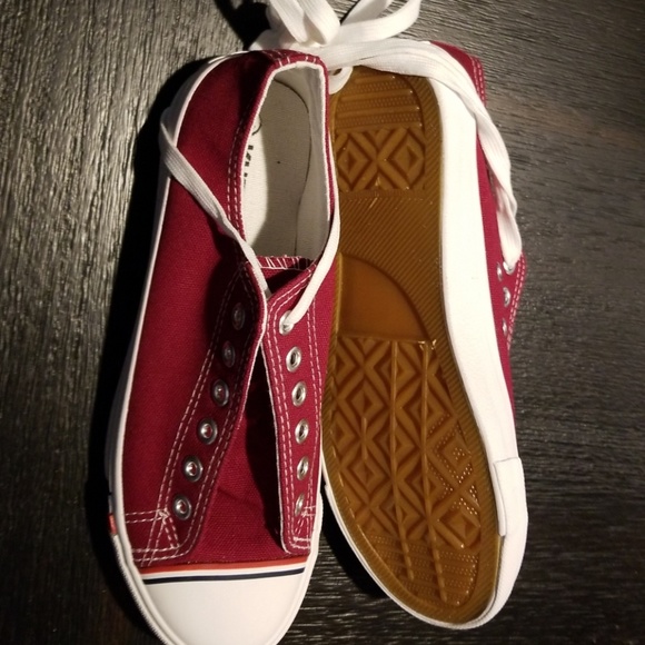 Tennis shoes in the "converse" style. - Picture 4 of 7